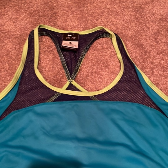 Nike sports tank top - Picture 2 of 4